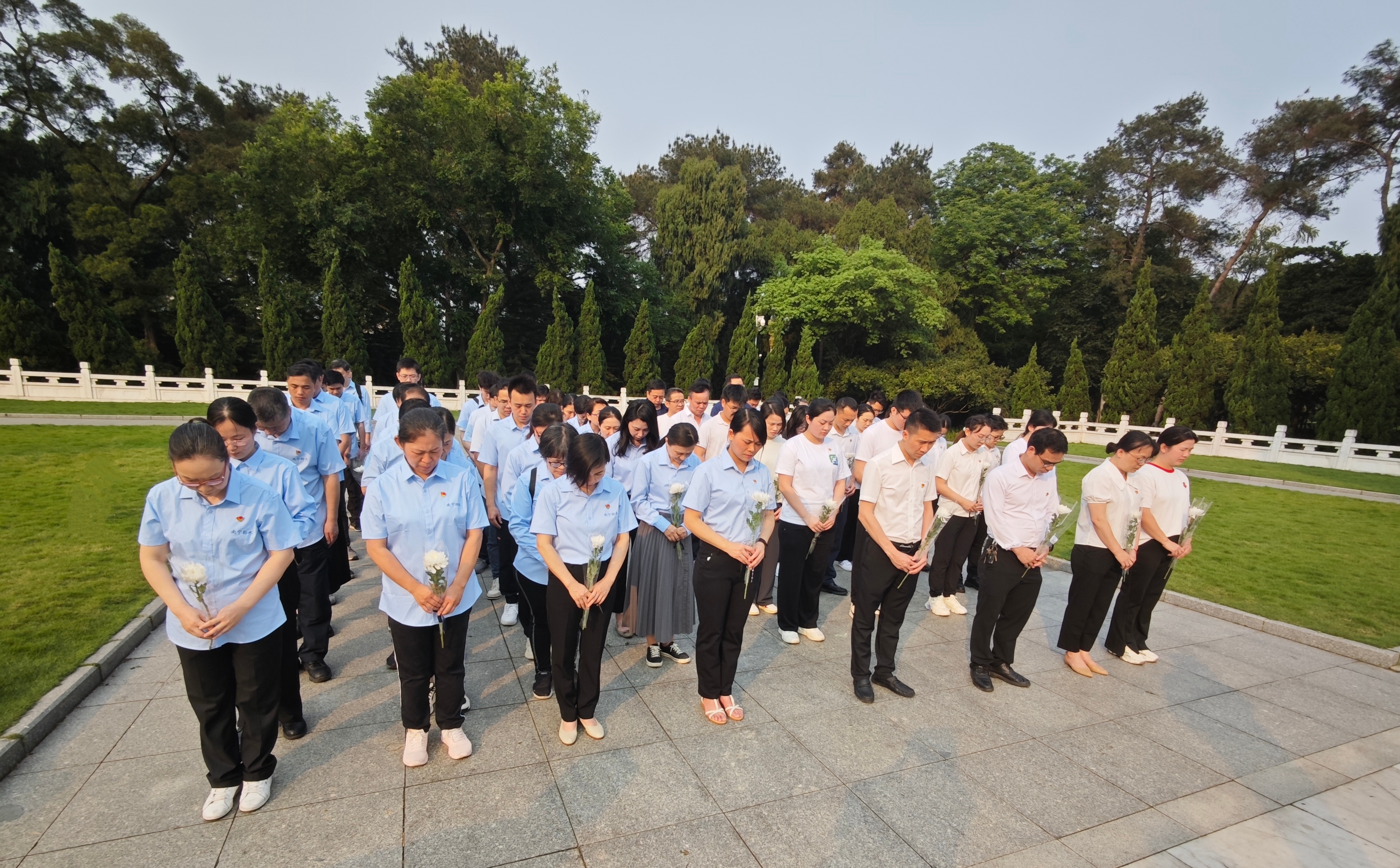 市排水公司黨總支、南寧建康環(huán)保公司黨支部 聯(lián)合開展“學(xué)黨史憶英烈 祭忠魂守初心” 主題黨日活動