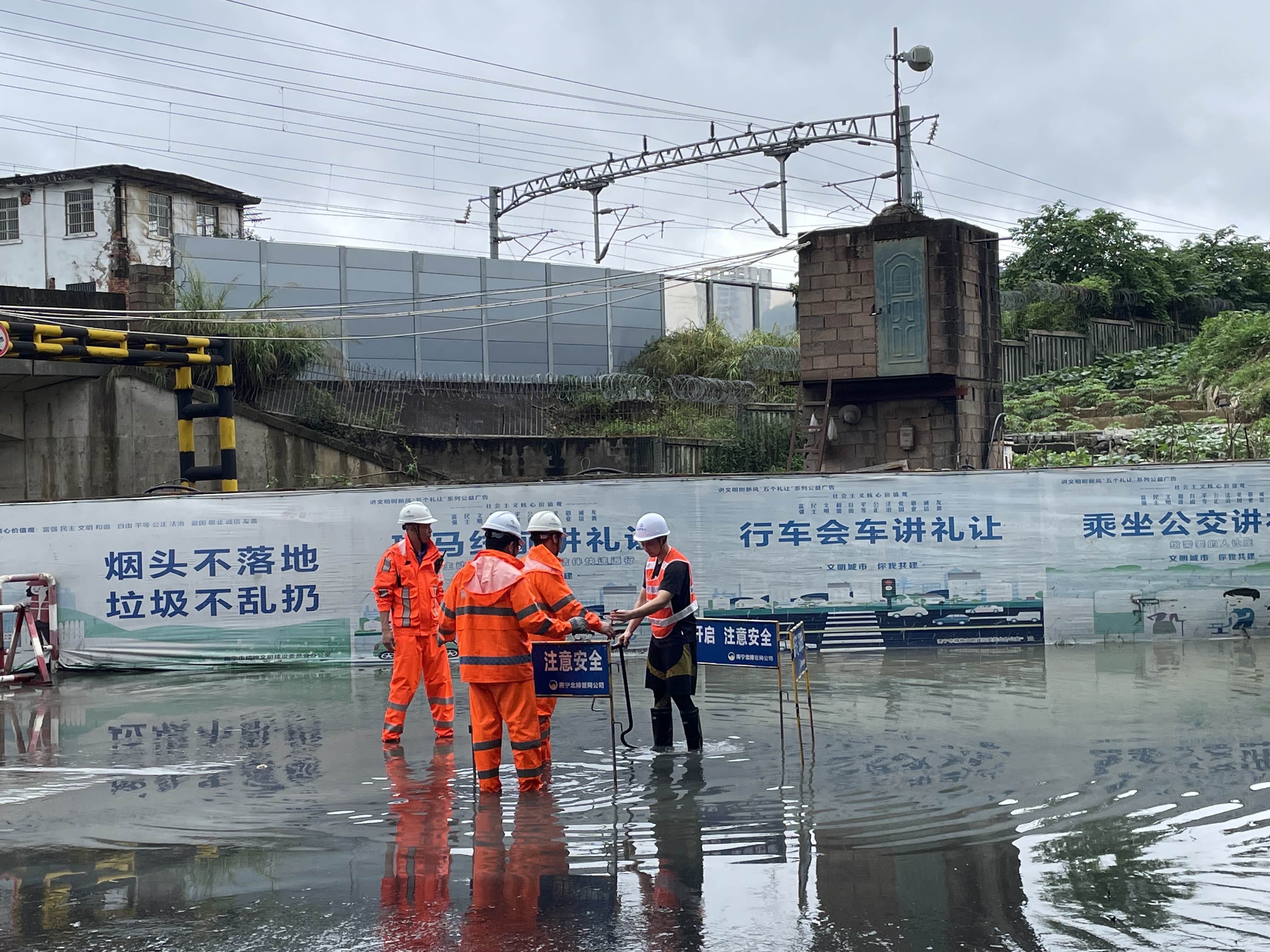 積極應對強降雨，市排水公司連夜出擊排水搶險